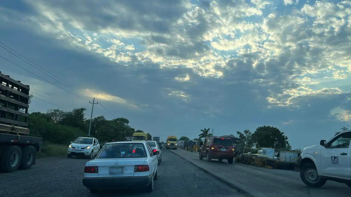 Bloqueo en la carretera Tampico Monterrey genera retrasos Alejandro del Ángel